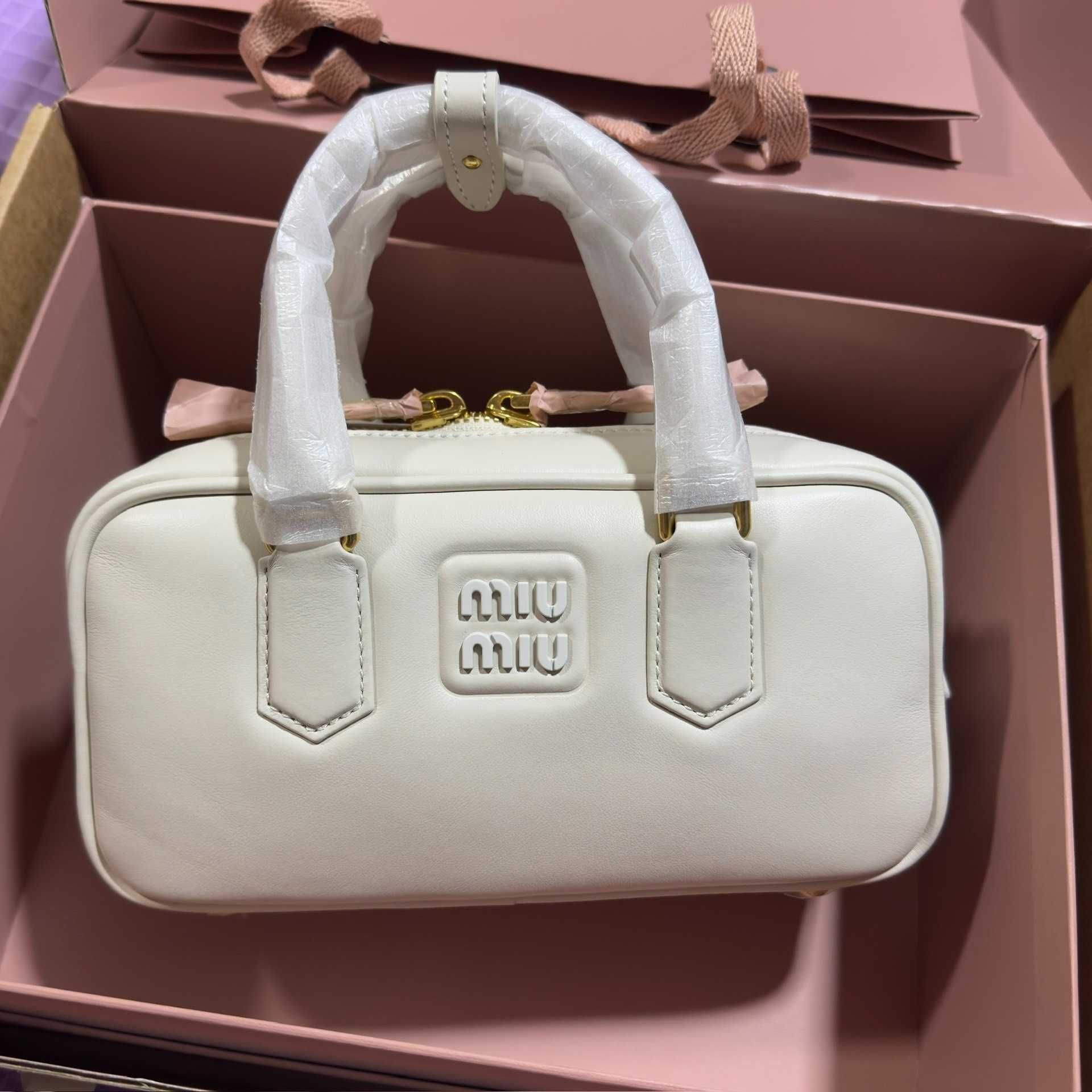 MiuMiu Biała Torebka 2025 - Luksusowy i Elegantny Design
