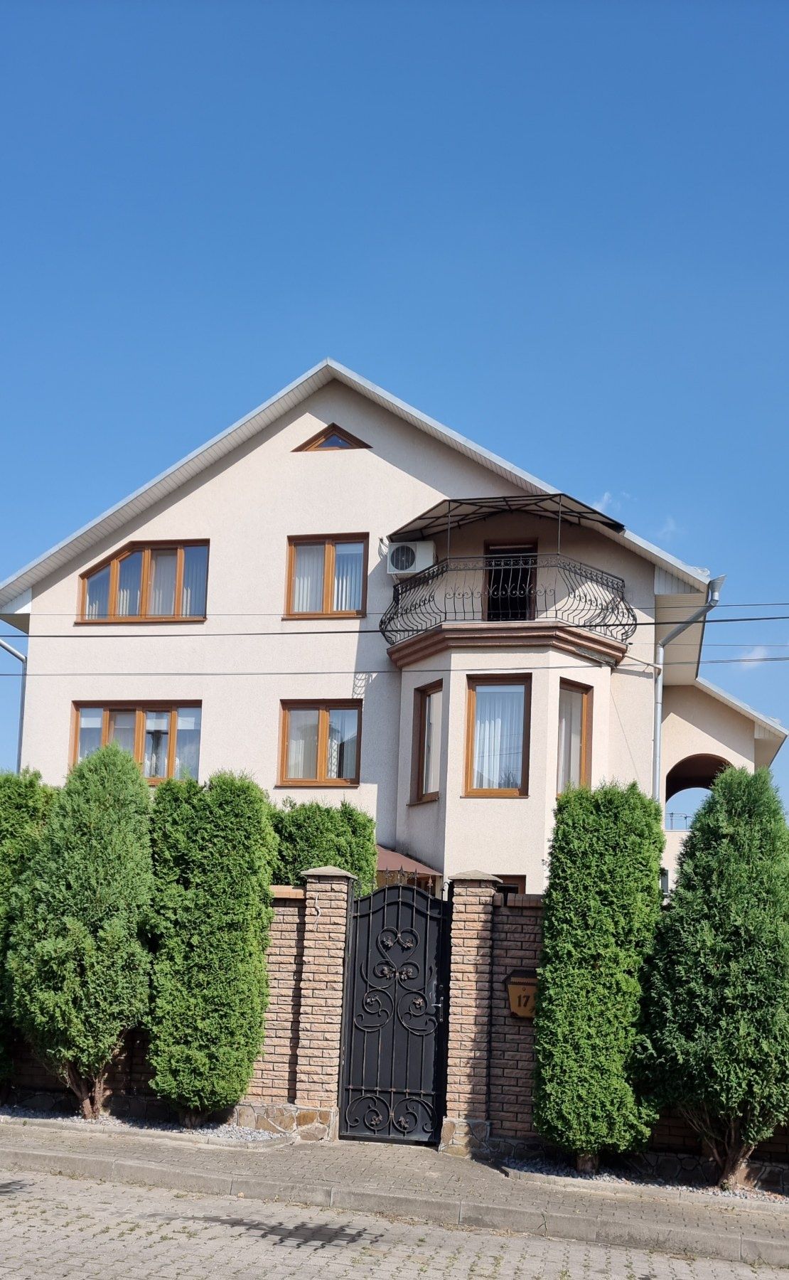 Просторий особняк в елітному районі на дослідний станції