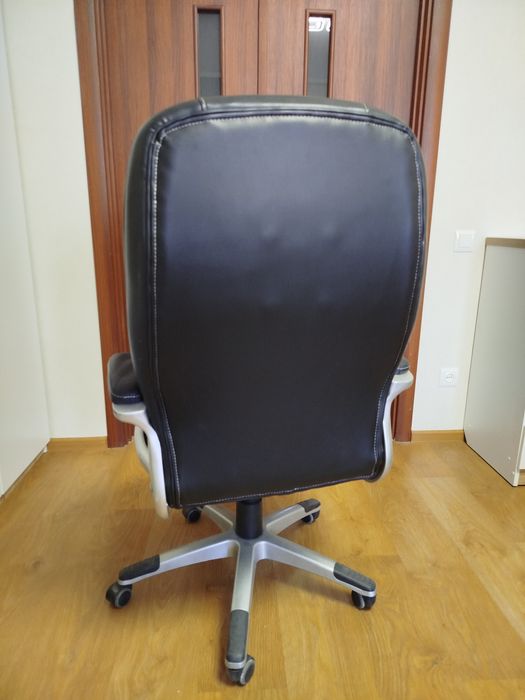 Офісне крісло Аклас. М'яке крісло на колесах