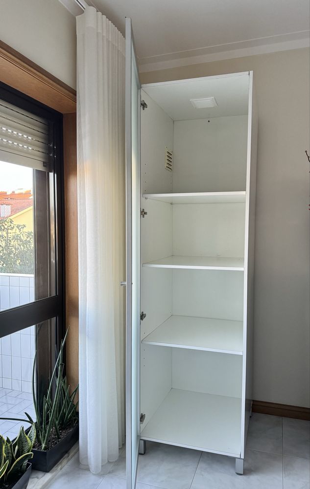 Movél alto em branco, com porta em vidro temperado