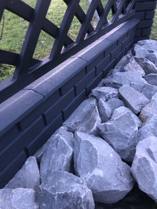 Kamien/ skalniak/ oczko wodne/ogrodzenie/mur