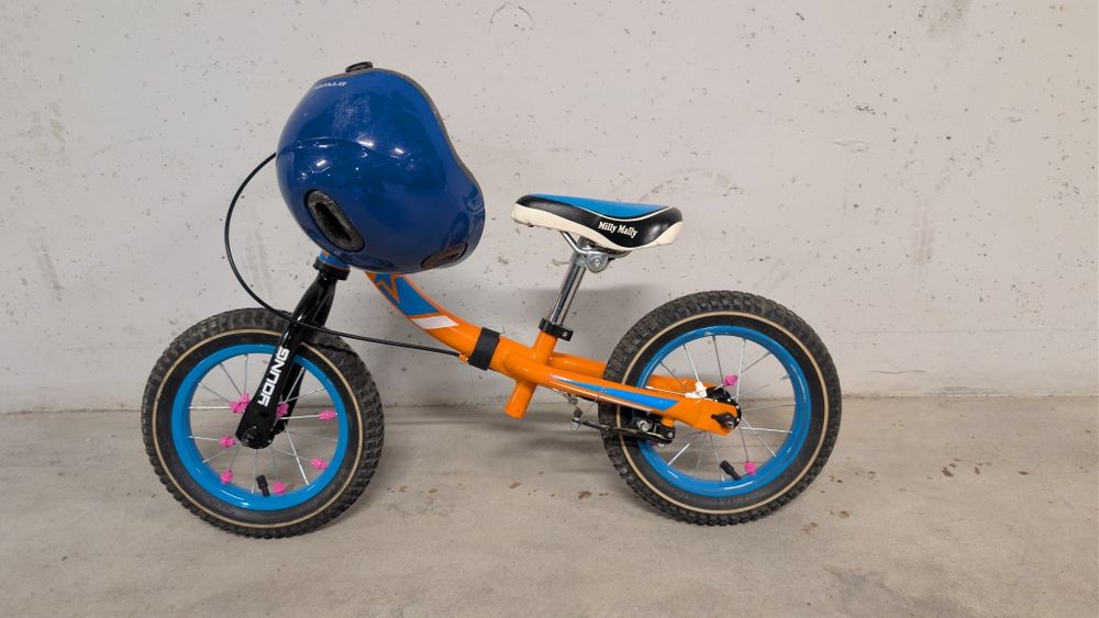 Rowerek biegowy Milly Mally Young z hamulcem +kask Btwin