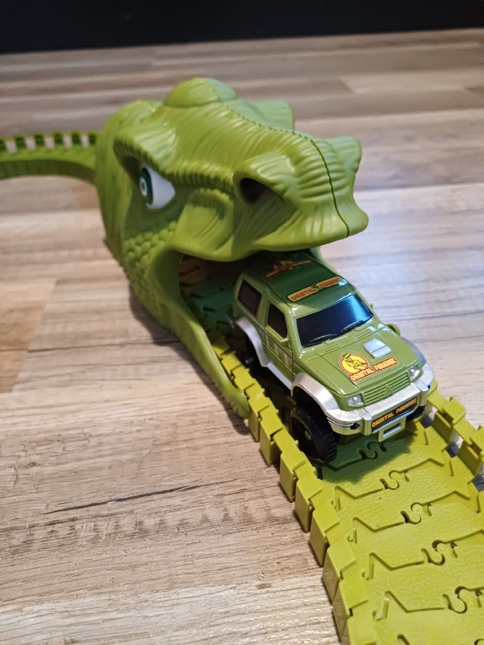 Tort samochodowy z dinozaurami Orbital Paradise