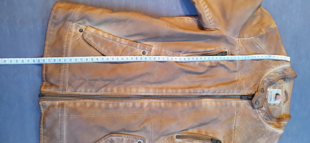 Brązowa kurtka ramoneska