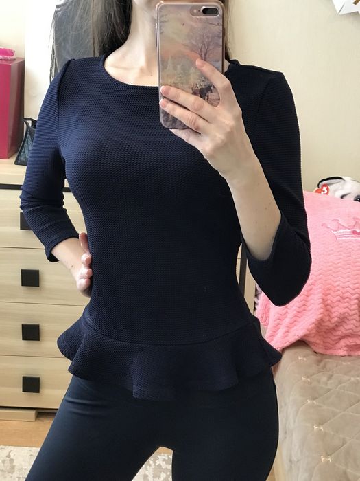 Темно-синя кофта з баскою