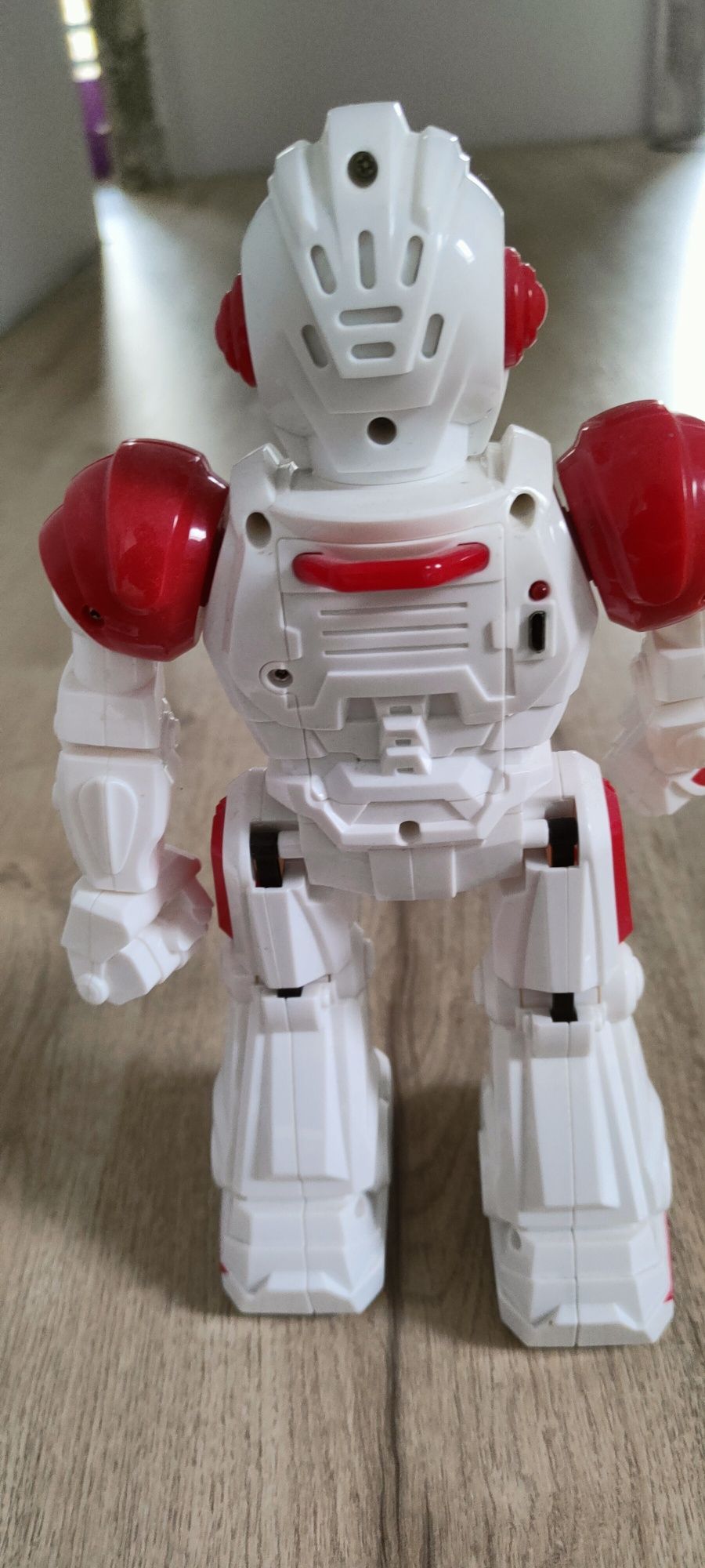 Robot, jeździ, gra