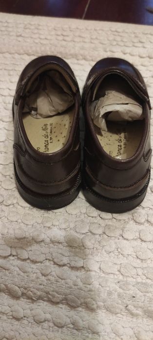 Sapatos de criança em pele