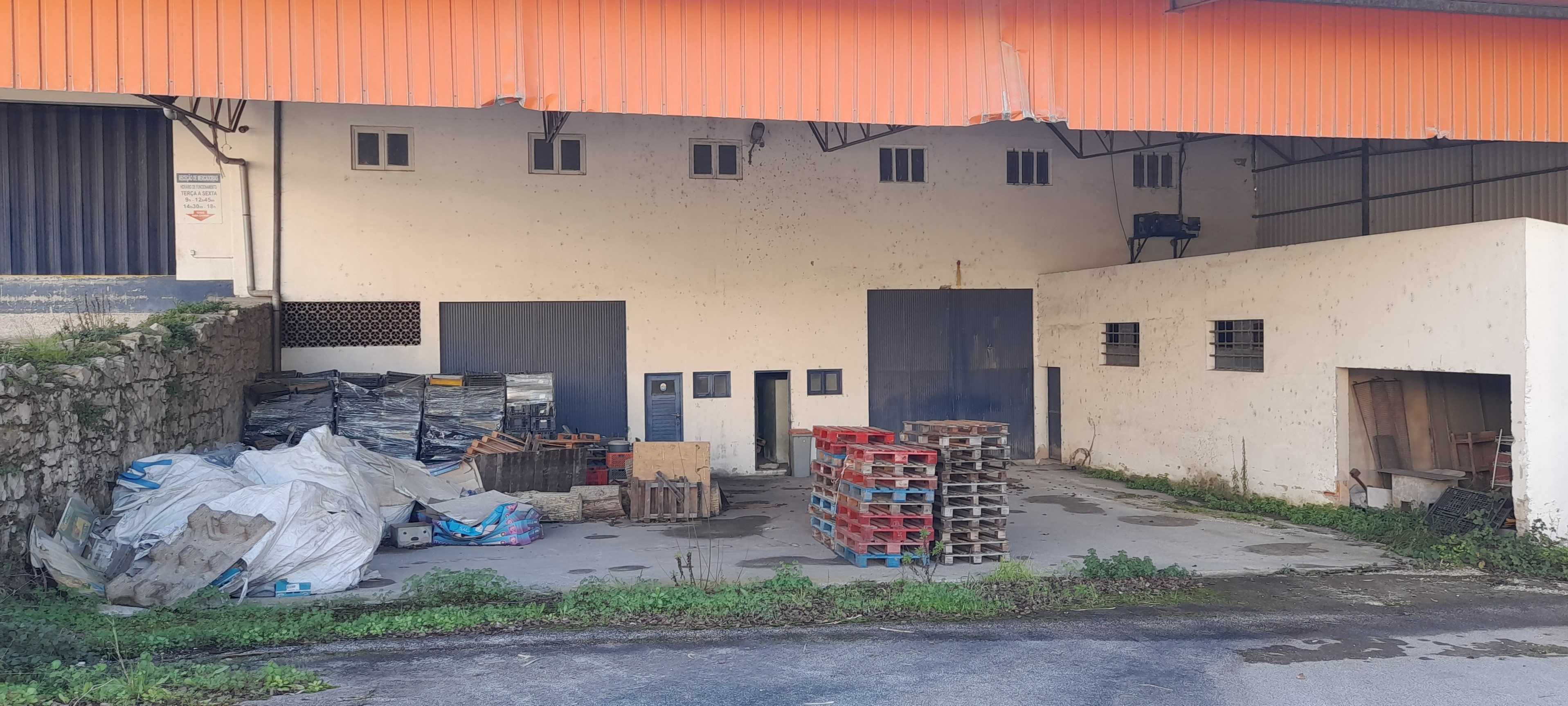 VENDE-SE ESPAÇO COMERCIAL / ARMAZÉM EM ALCOBAÇA