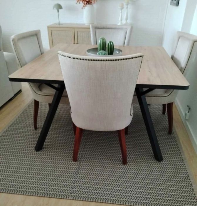 Mesa e 4 cadeirões