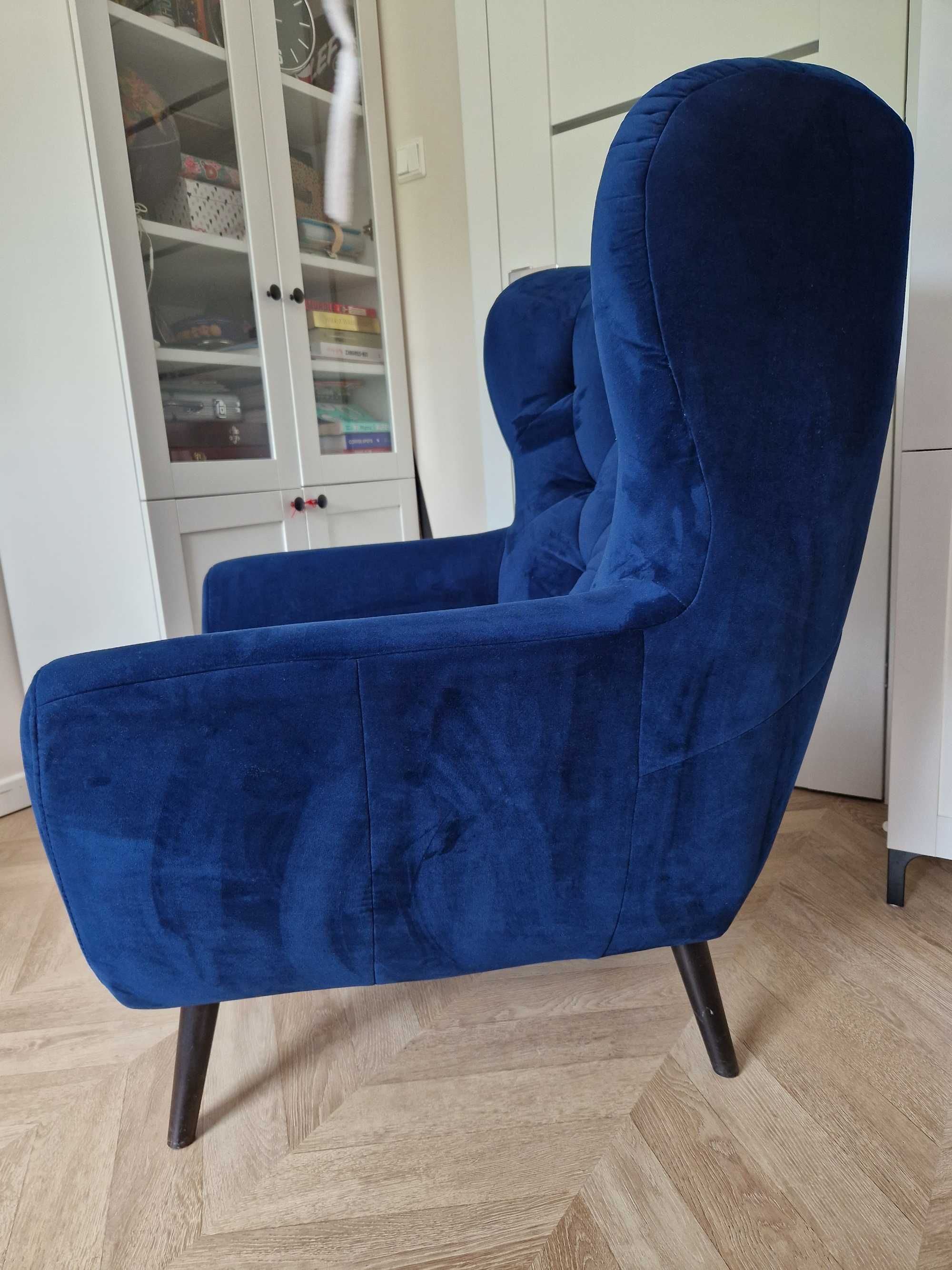Granatowy welurowy fotel Voss Gala Collezione