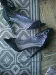 sapatos senhora pretos salto alto em rede com fecho tamanho 40 primark