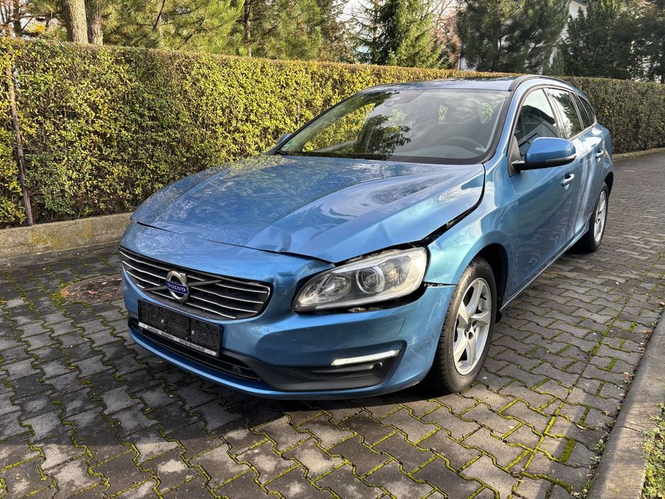 Volvo V60 2.0D 163KM lekko uszkodzony , airbag ok, zadbany , szyberdach , TFT