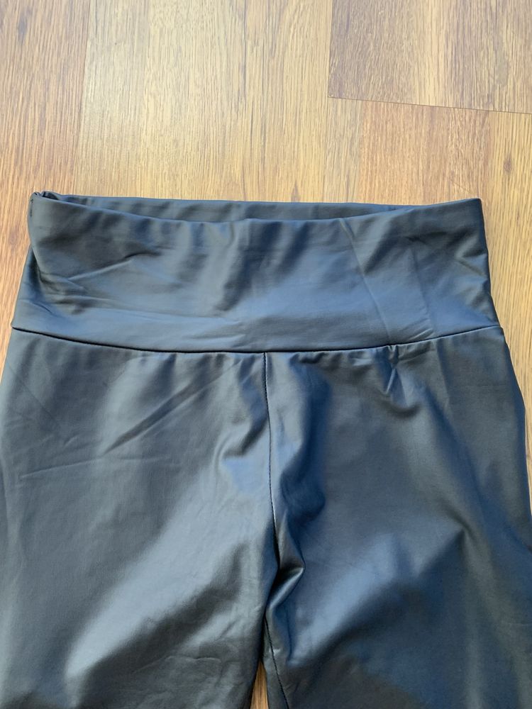 Czarne legginsy skórzane