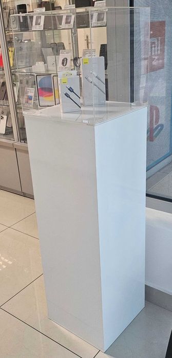 Szafka, prezenter ze schowkiem w środku. Przezroczyste pleksi na górze