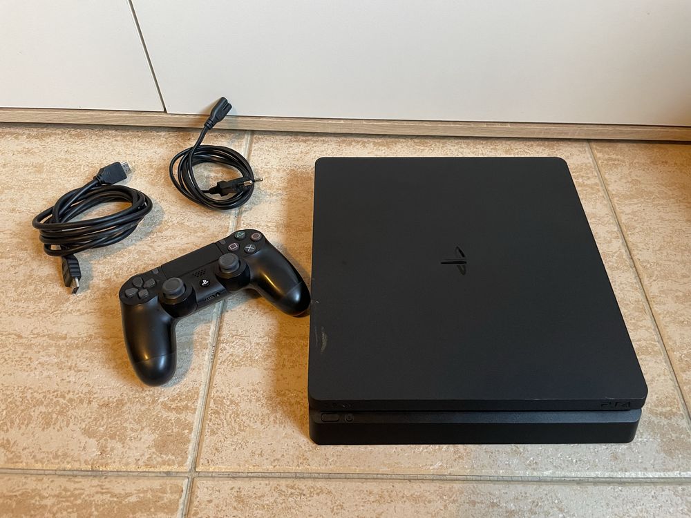 Playstation 4 com Mochila + 3 jogos