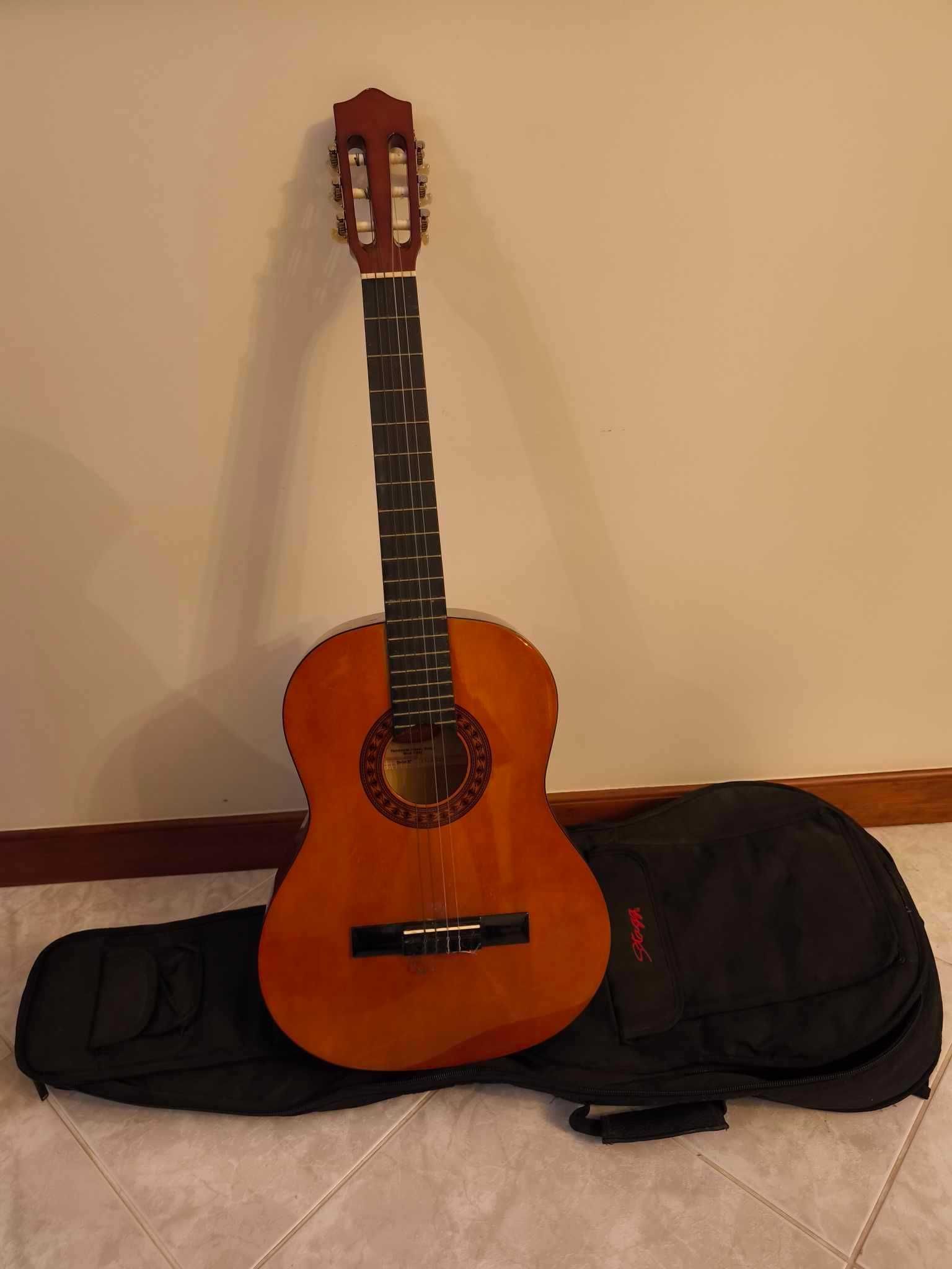Guitarra clássica, com saco Stagg.