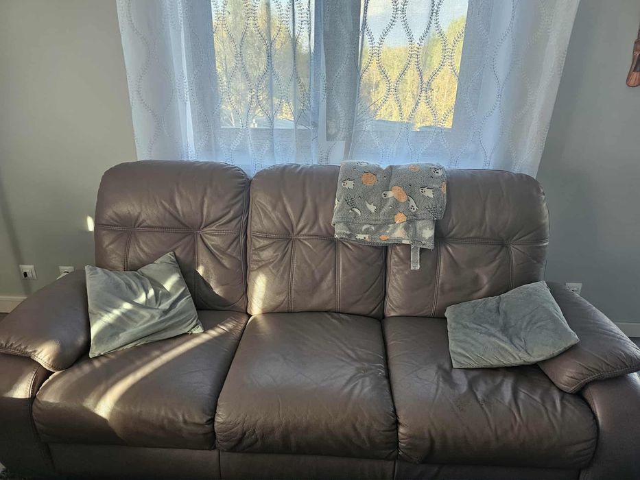 Skórzana sofa i dwa fotele rozkładane