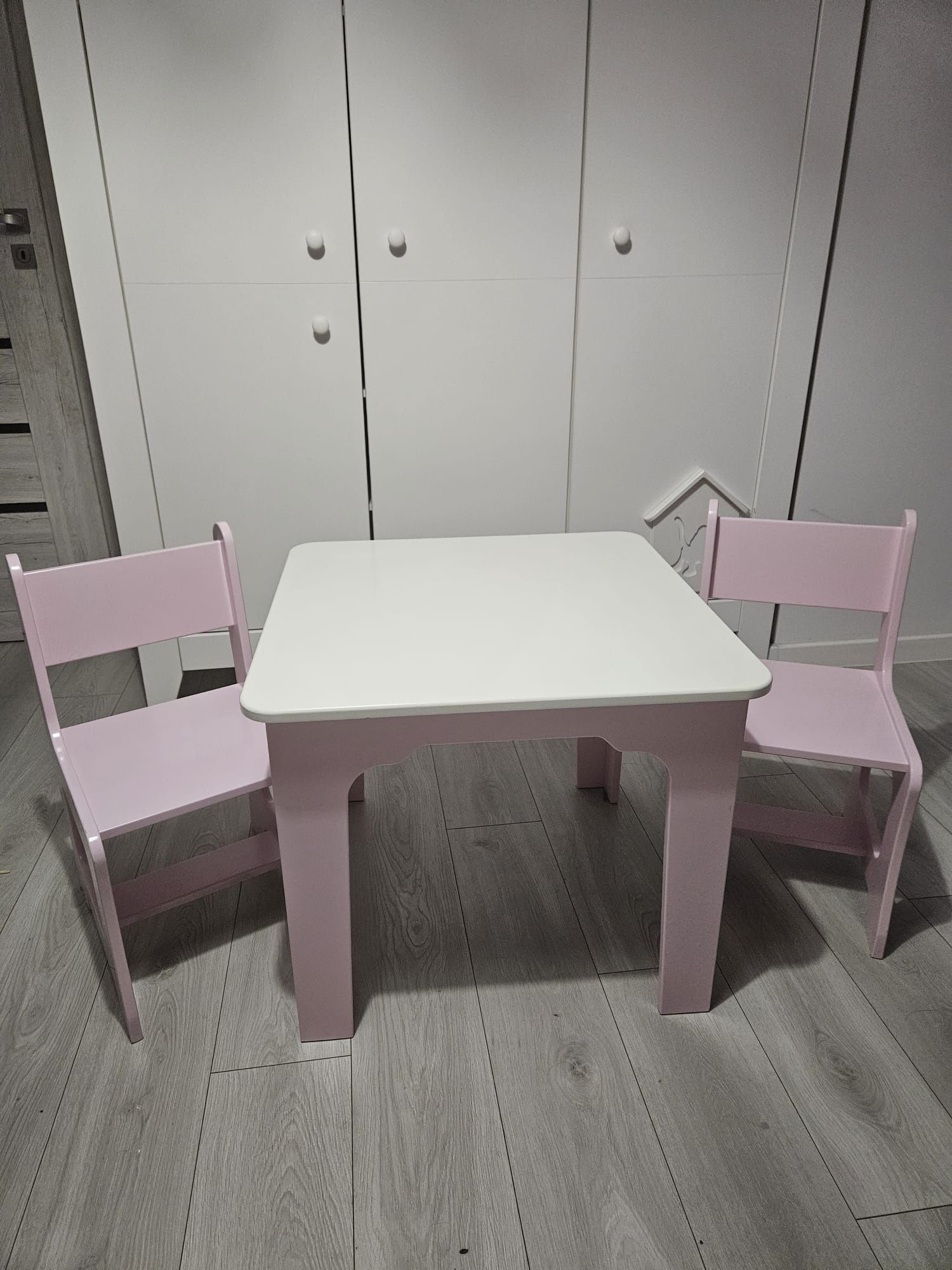 Sprzedam dziecięcy stolik z krzesełkami Baggi Design – różowo-biały