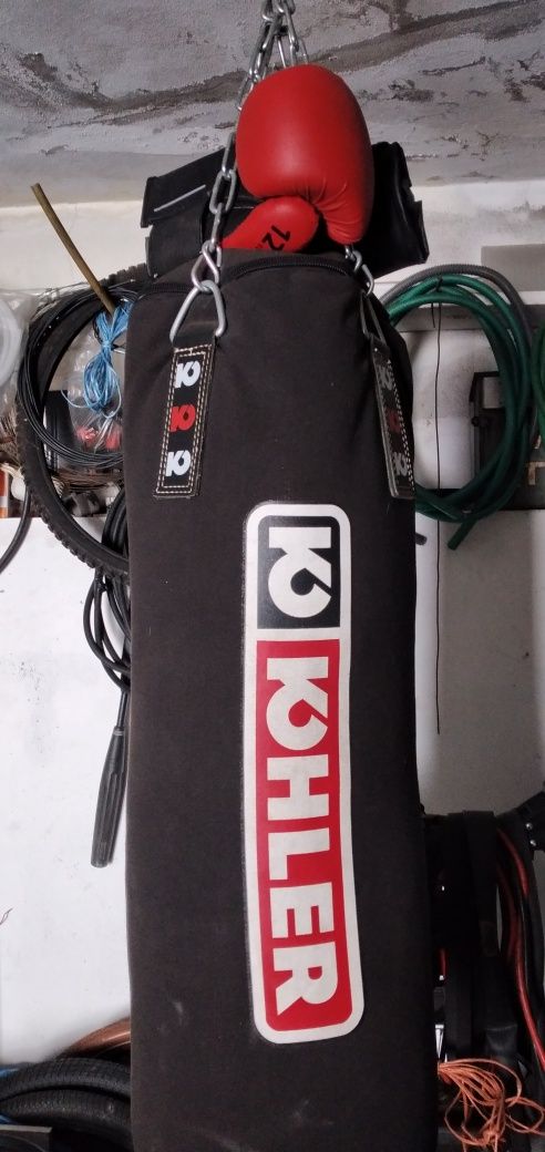 Saco de Box como novo  vai com gancho e luvas completo Porto