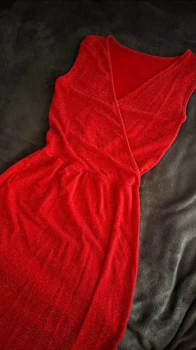 Długa czerwona błyszcząca sukienka z rozcięciem