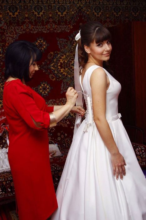 Весільне плаття зі шлейфом (з салона)