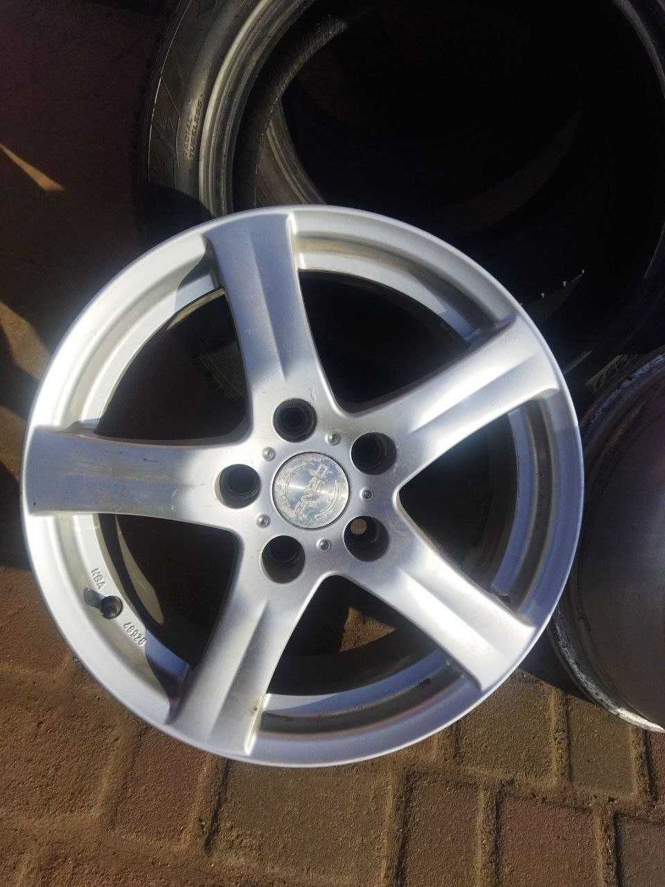 R16 5x114.3 et40 6,5j dia66.1 Nissan Leaf Maxima, Altima, Qashqai