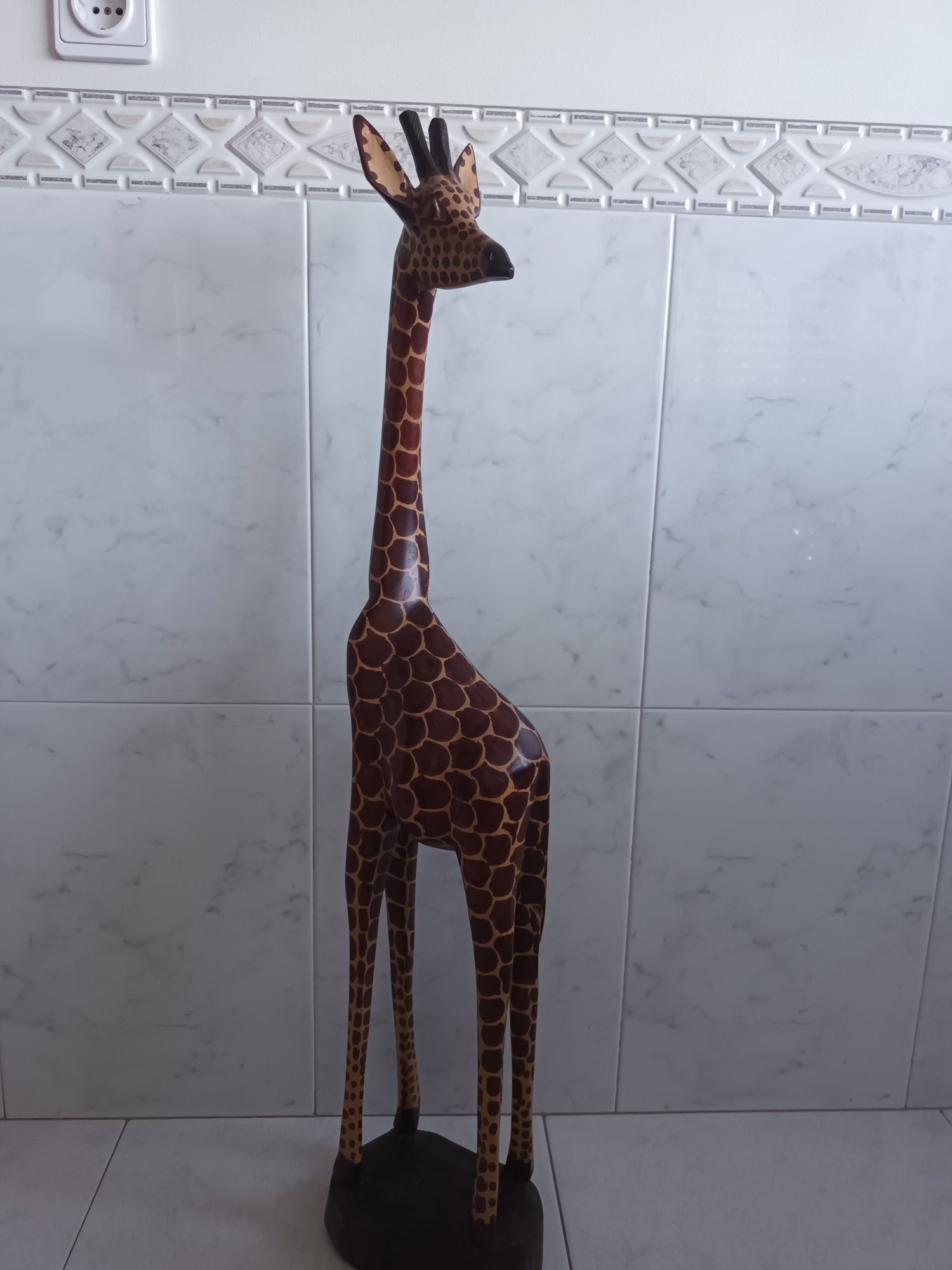 Girafa decorativa em madeira