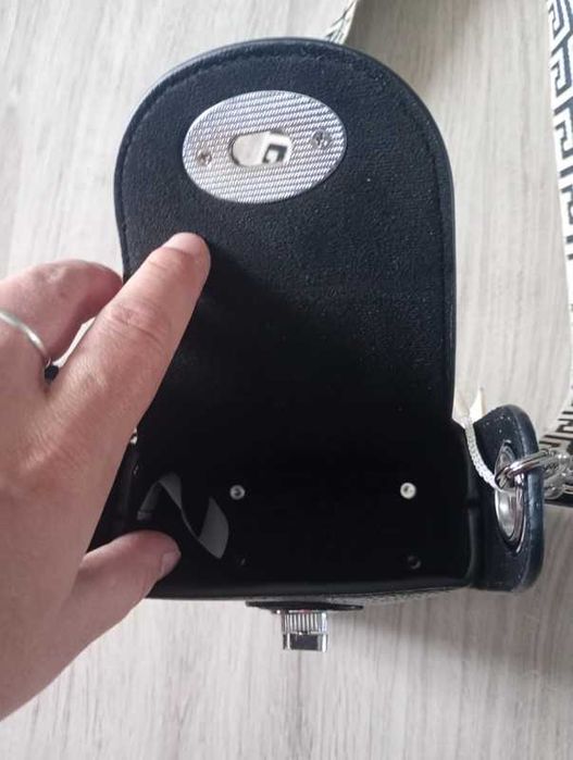 Nowa torebka włoska regulowana czarna kopertówka