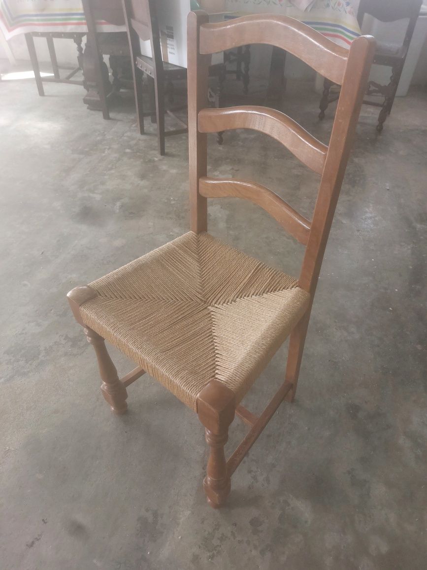 Mesa de cozinha com cadeiras