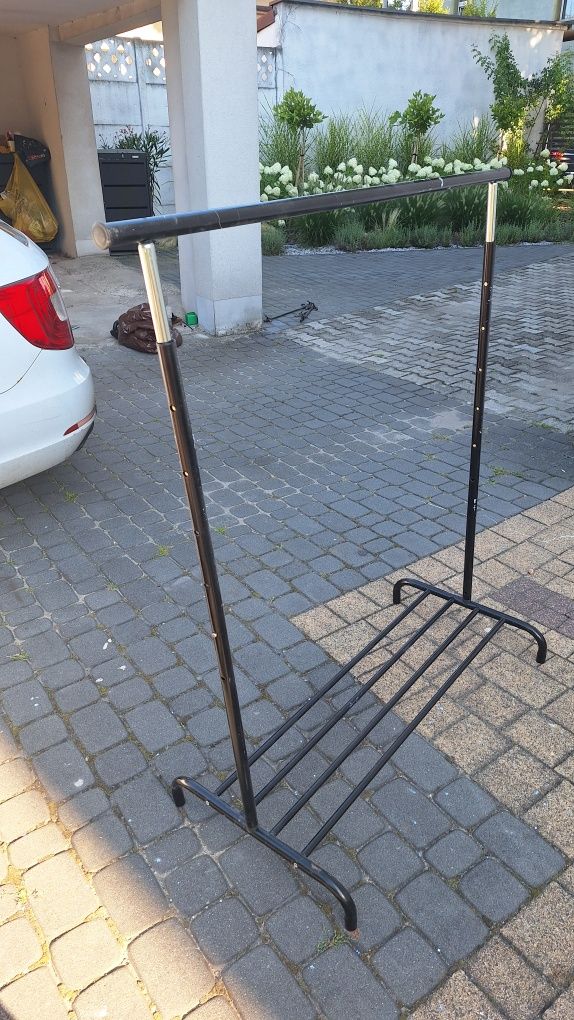 Stojak na ubrania z półką