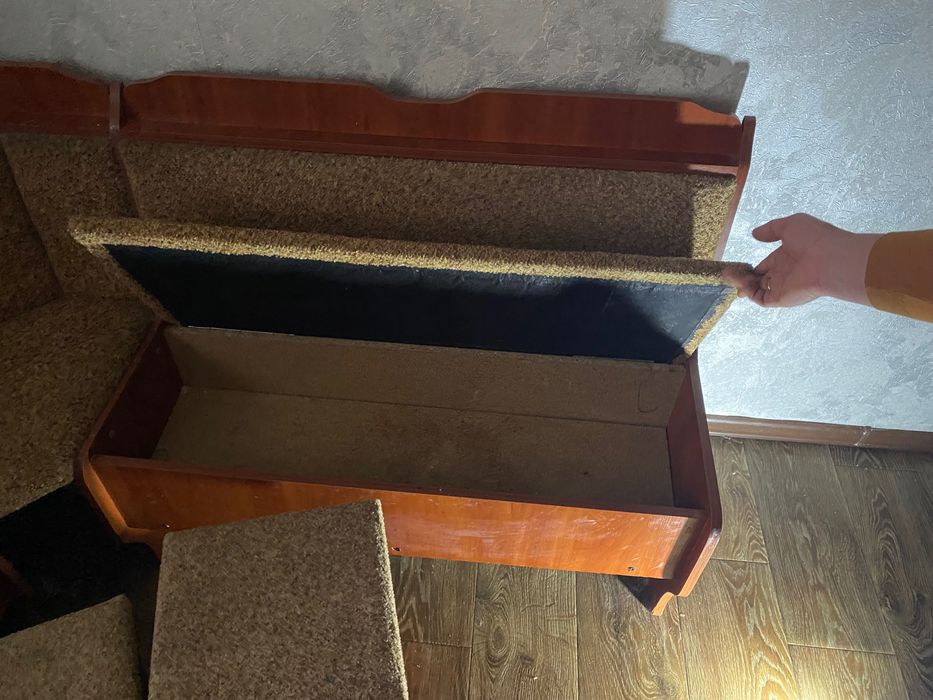 Кухонний уголок та дві табуретки