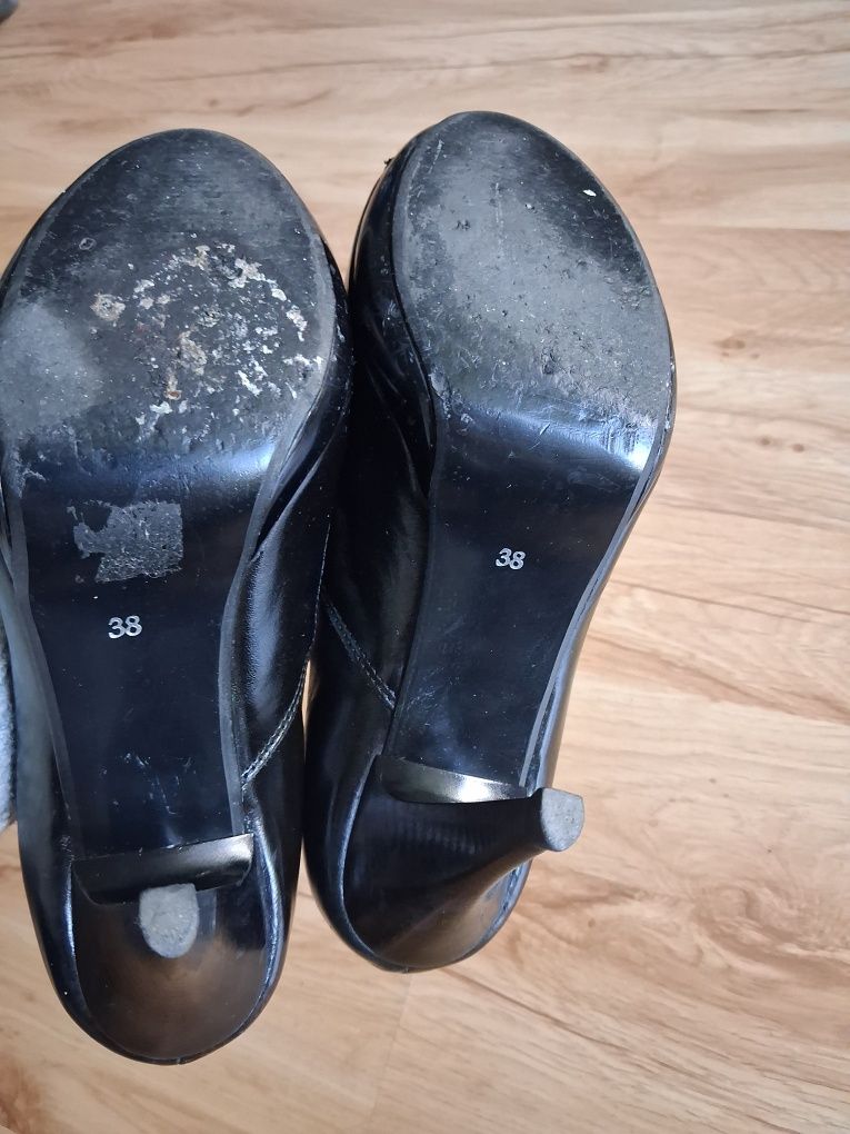 Buty na obcasie z odkrytymi palcami