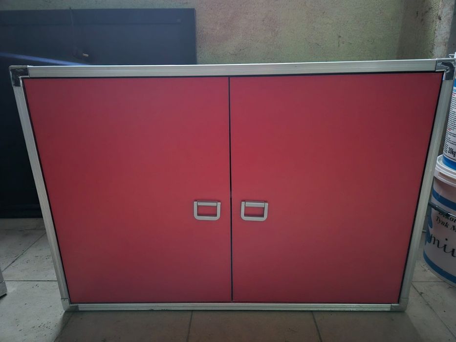 Szafka wisząca półka czerwona otwierana dla dzieci dwie półki