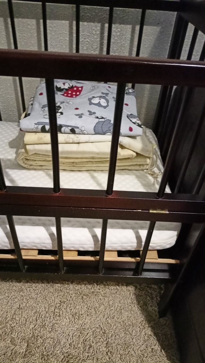 Дитяче ліжечко  1000 грн., бамбуковий матрасик 350 грн новий
