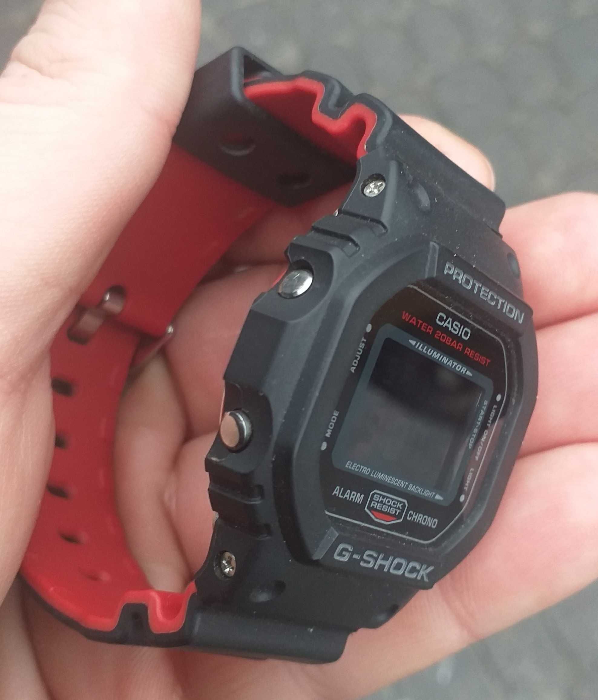 Zegarek Casio G-shock DW-5600HR-1ER ma grawer.