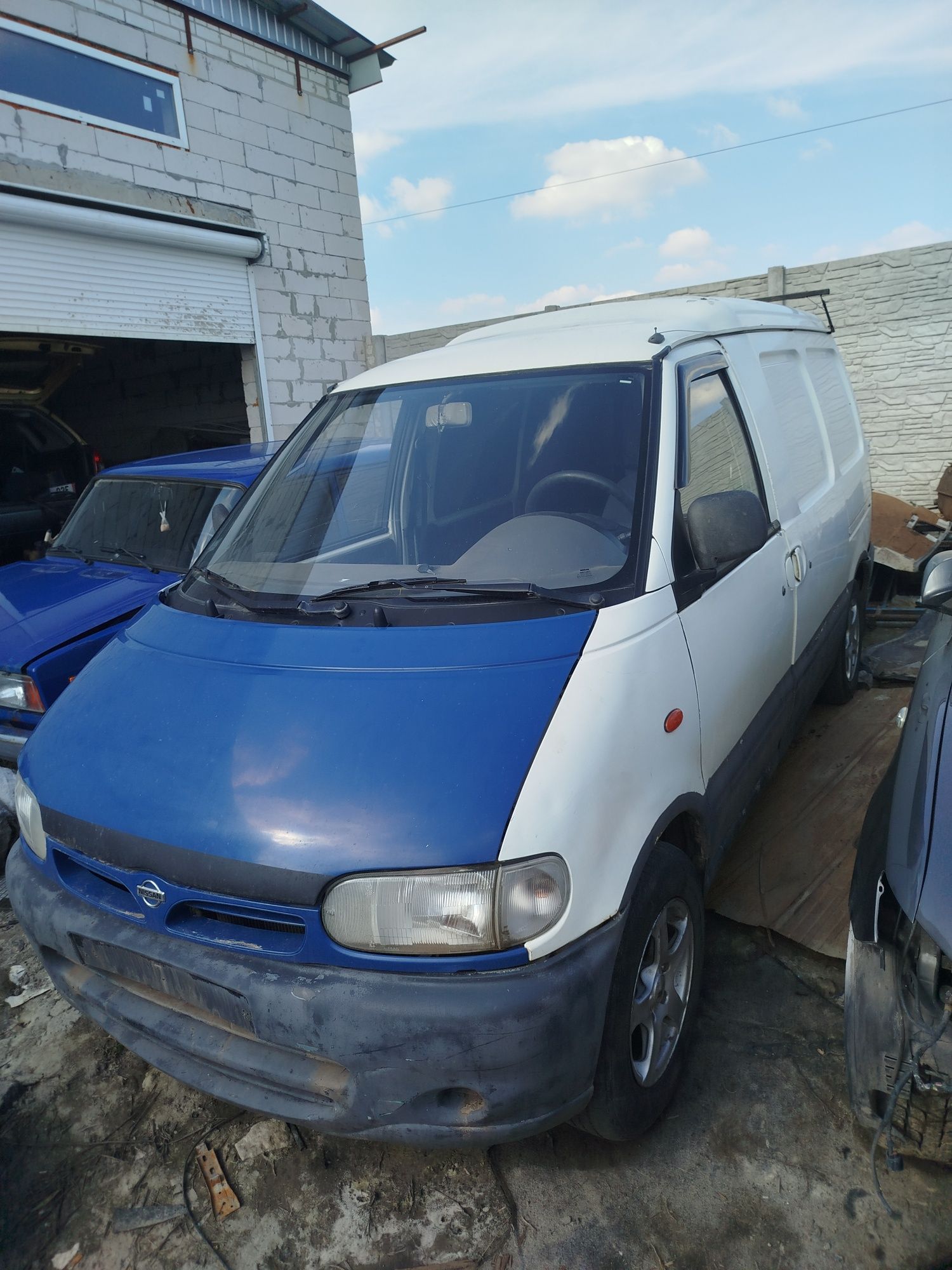 Розборка, шрот, оригінальні вживані запчастини на Nissan Vanette 2.3D