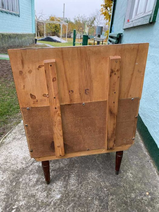 Продам тумбочку в стиле ретро (полированое дерево)