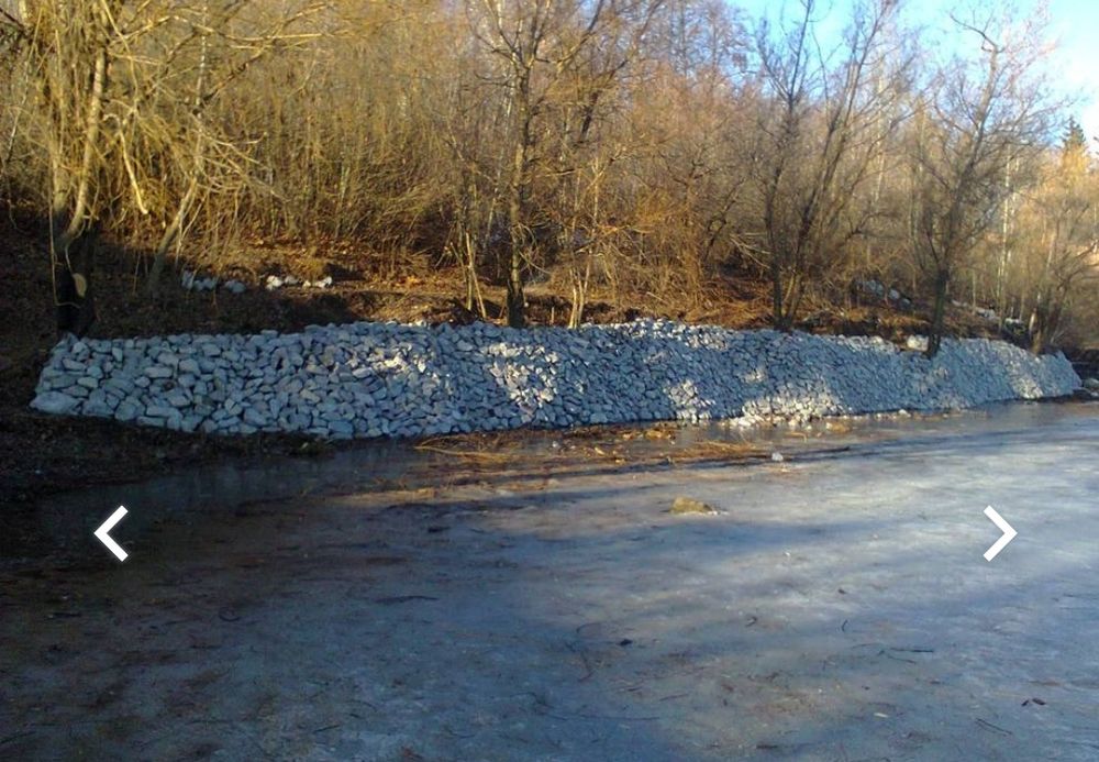 Укрепление берега бутовым камнем,шпунтом ПВХ.