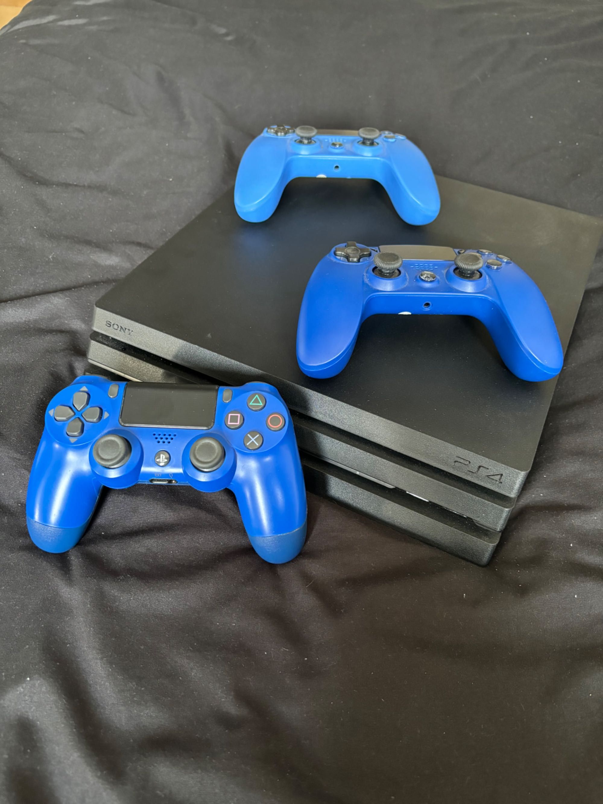 Sony PlayStation 4 Pro +3 pady