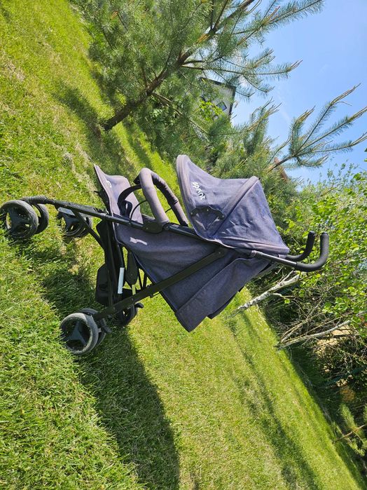 Zadbany wózek spacerowy Carello Sprint granatowy typu parasolka