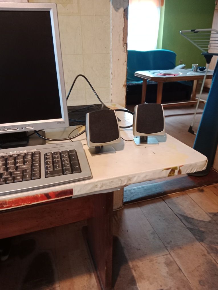 Sprzedam monitor wraz z klawiaturą i głośnikami