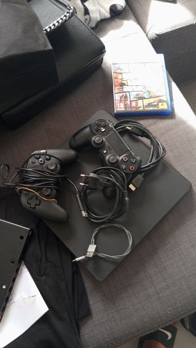 PS4 de 1 terá com muito pouco uso 2 comandos