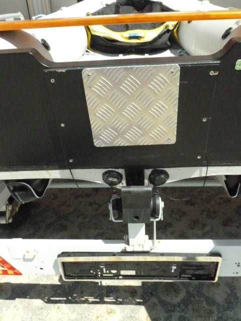 Barco pneumático Zodiac com motor e atrelado