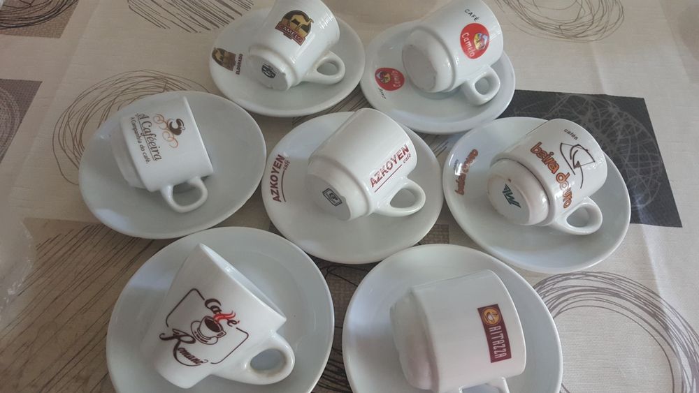Diversas chávenas de coleção
