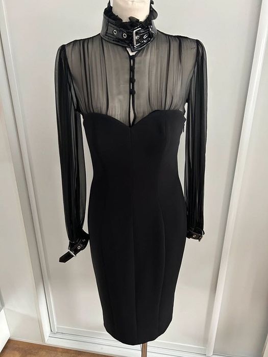 Moschino 40 S  Ma malutkie zaciągnięcie mało rzucające się w oczy