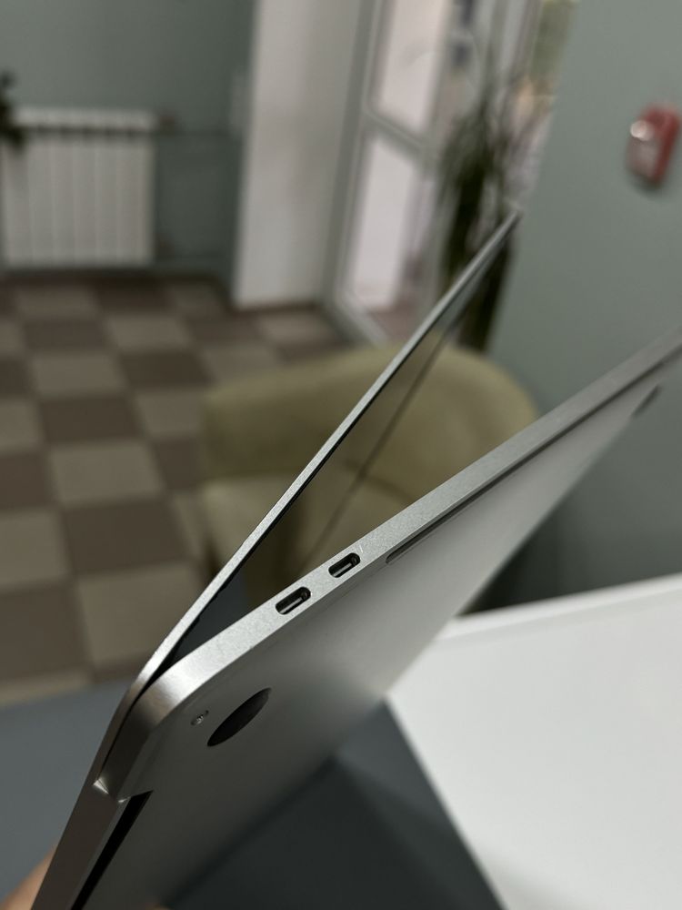 MacBook Pro (15-inch, 2018) Silver, 512gb, core i7