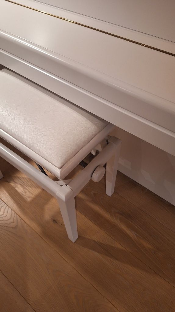 Piękne białe pianino firmy Yamaha +siedzisko+metronom