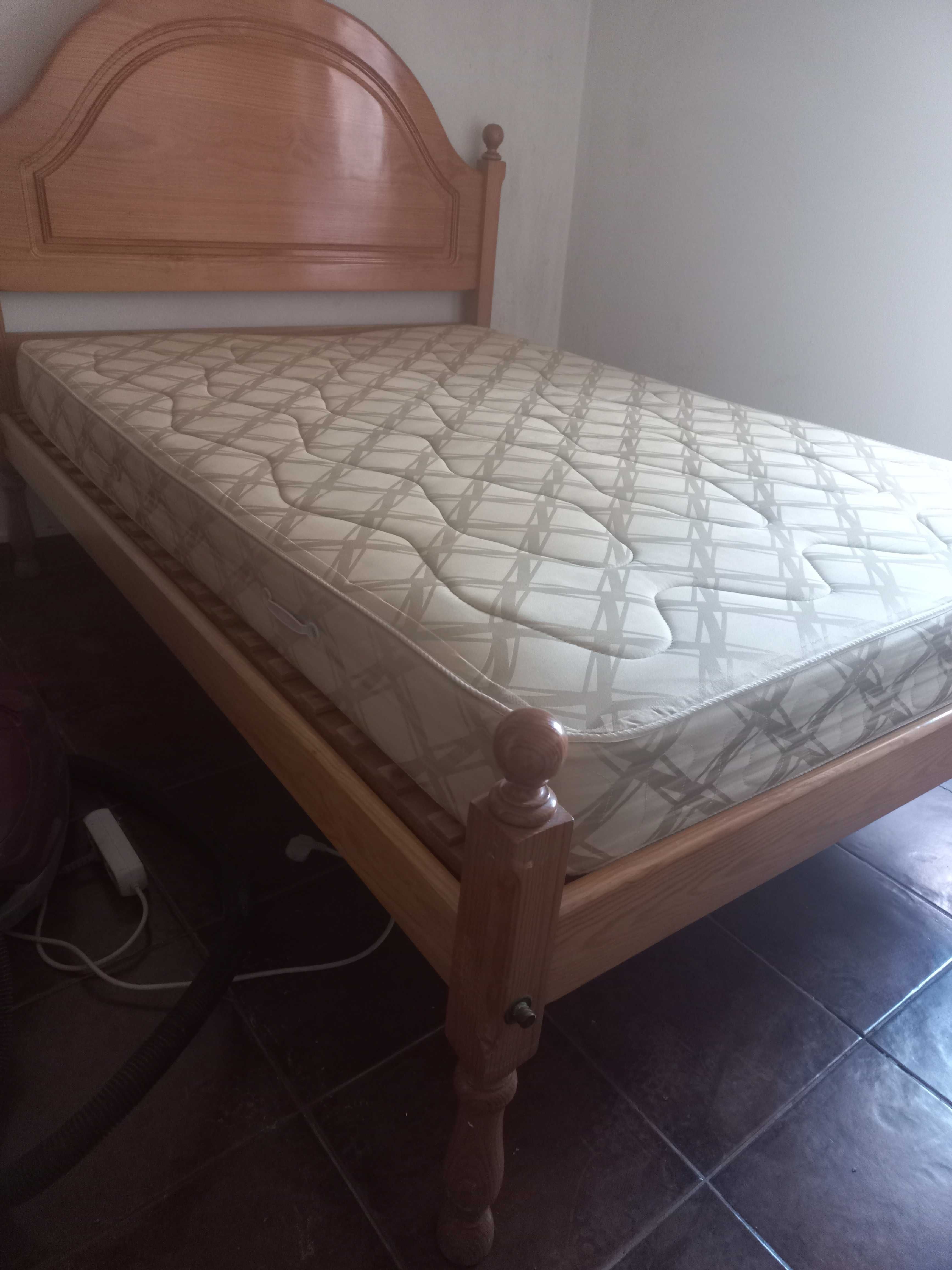 Cama de casal+1 mesa de cabeira+armário