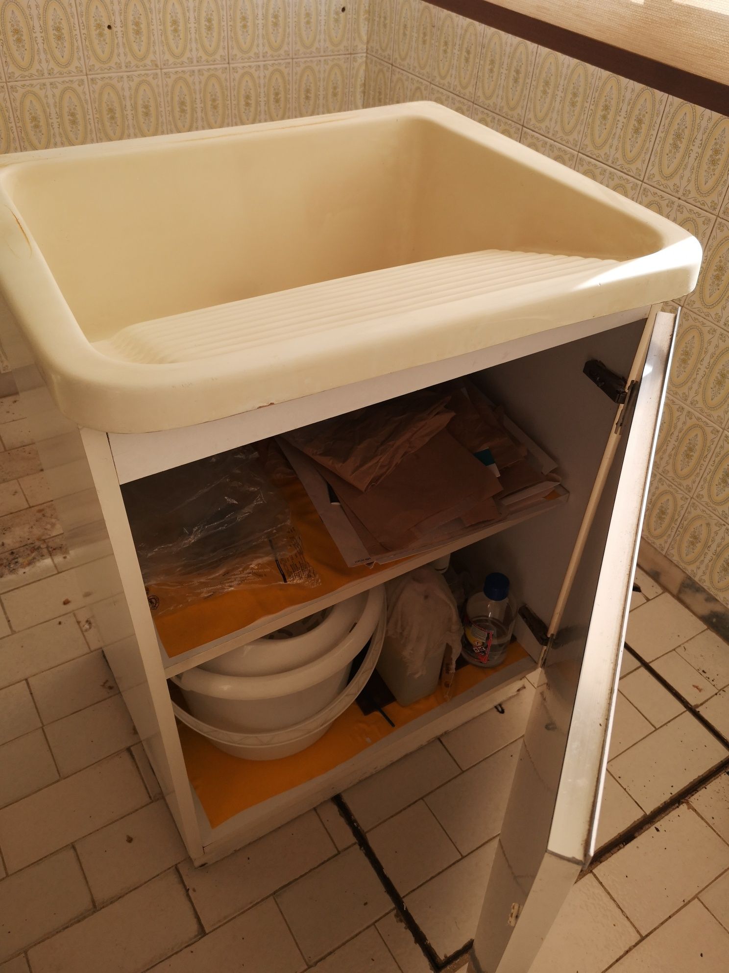 Móvel tanque da roupas