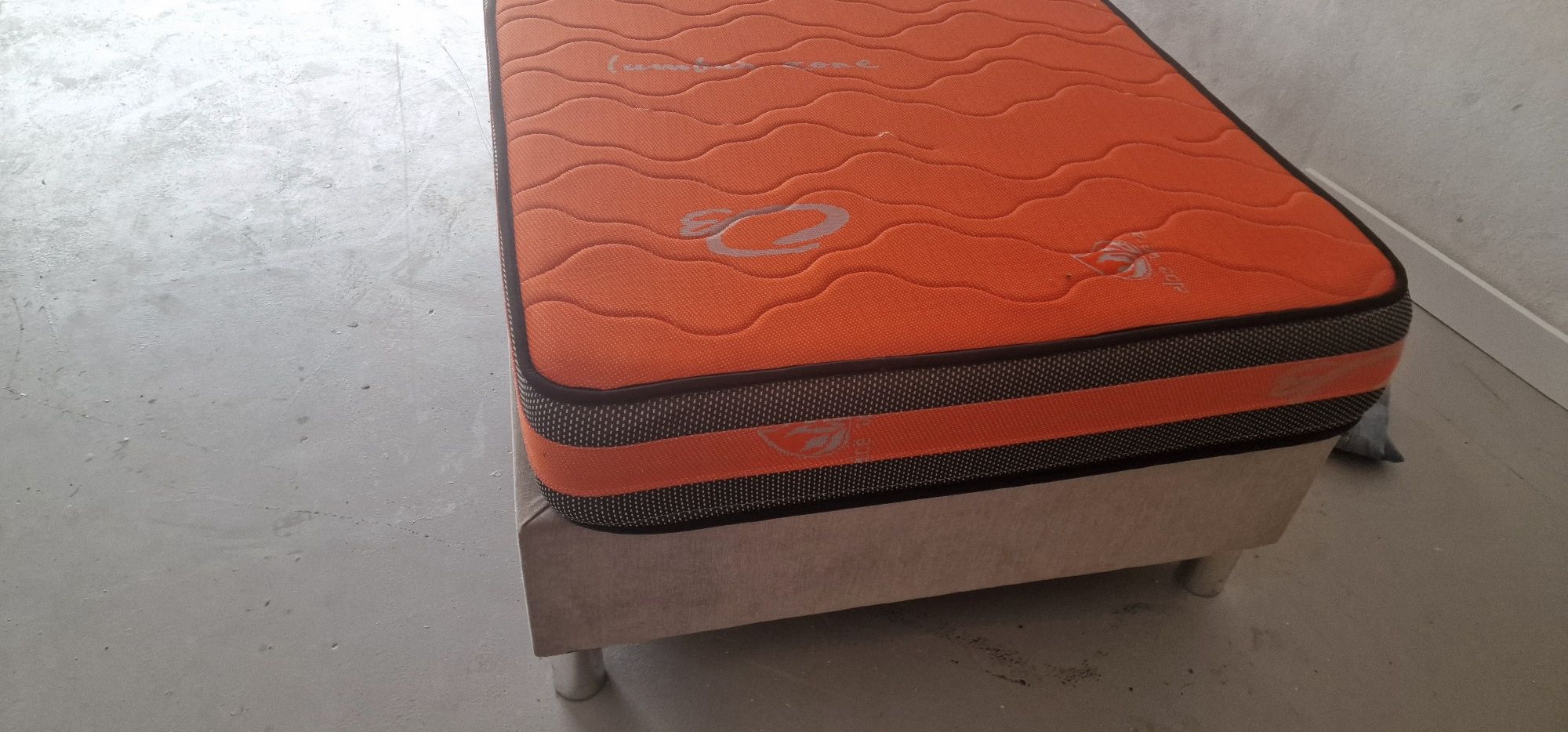 Cama e colchão excelente estado